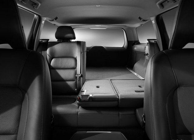 2014_VOLVO_V70_seats_pic-7