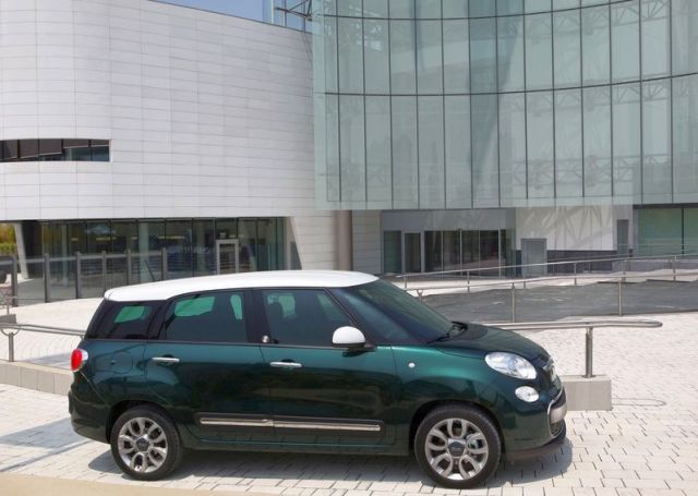 2014_FIAT_500L_Living_pic-3