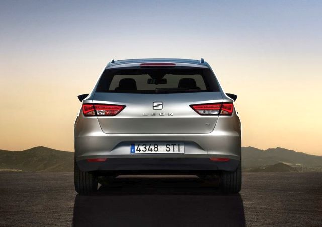2014-SEAT_LEON_ST_rear_pic-5