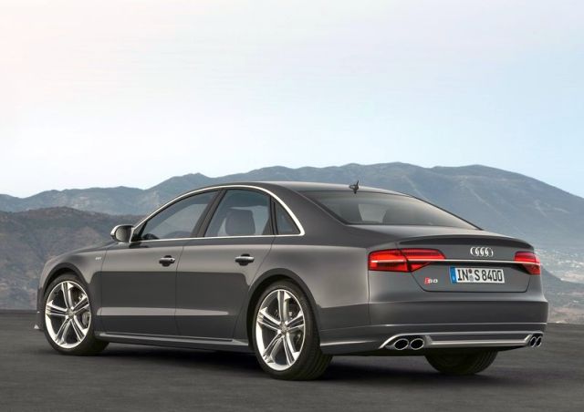 2014_AUDI_ S8_rear_pic-11