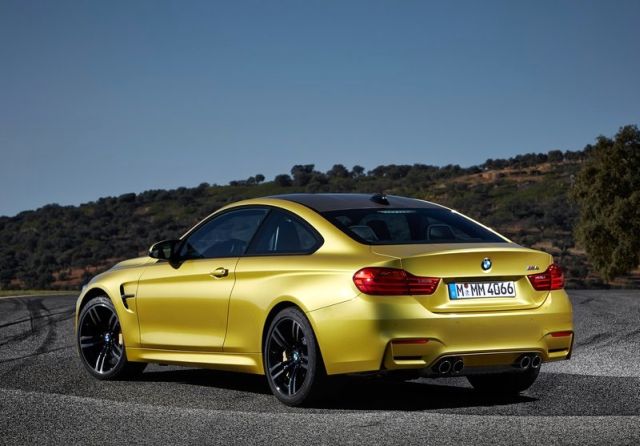 2015_BMW_M4_COUPE_rear_pic-6