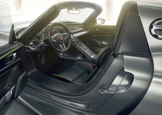 PORSCHE_918_SPIDER_silver_interior_pic-6