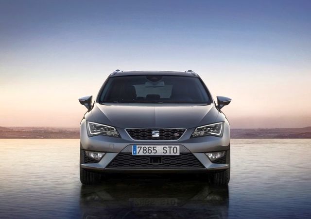 2014-SEAT_LEON_ST_front_pic-2