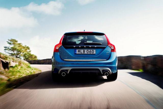 2015_VOLVO_V60_PLUG-IN_HYBRID_R-Design_rear_pic-1