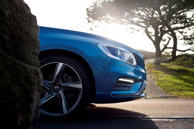 2015_VOLVO_V60_PLUG-IN_HYBRID_R-Design_rim_pic-4