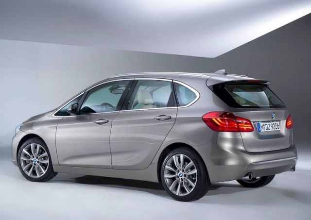 2015_BMW_2_ACTIVE_TOURER_rear_pic-3