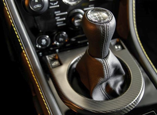 2015_ASTON_MARTIN_V8_VANTAGE_N430_gearknob_pic-9