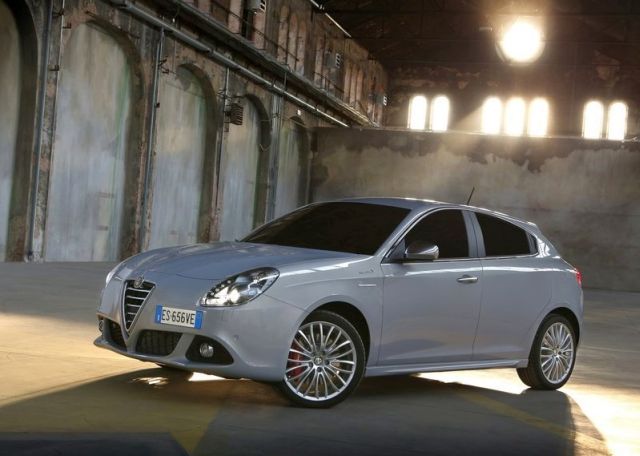 2014_ALFA_ROMEO_Giulietta_front_pic-2