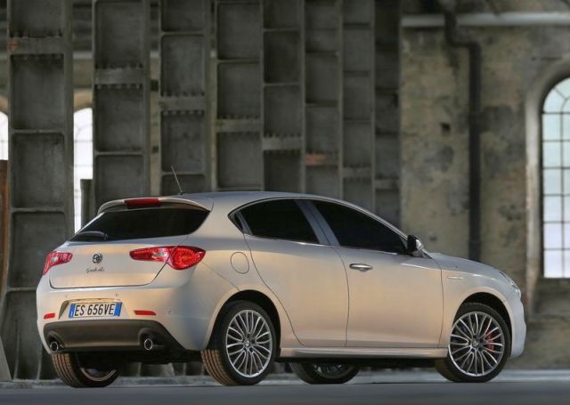 2014_ALFA_ROMEO_Giulietta_rear_pic-4