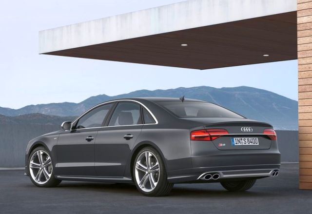 2014_AUDI_ S8_rear_pic-10