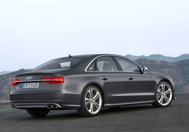 2014_AUDI_ S8_rear_pic-12