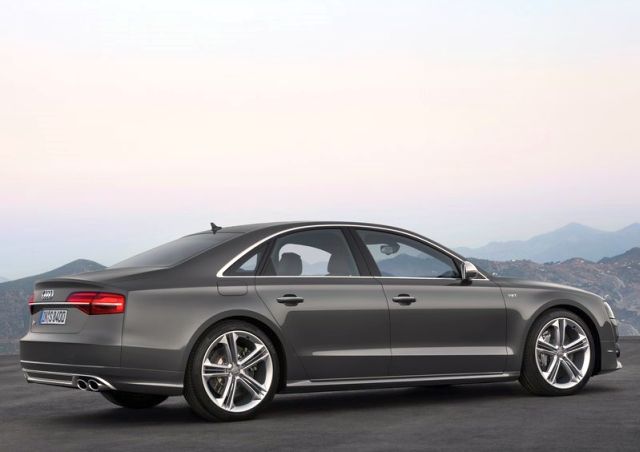 2014_AUDI_ S8_rear_pic-13