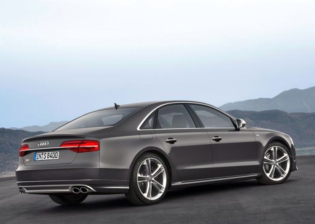 2014_AUDI_ S8_rear_pic-9