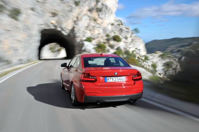 2014_BMW_2_Series_Coupe_rear_pic-5