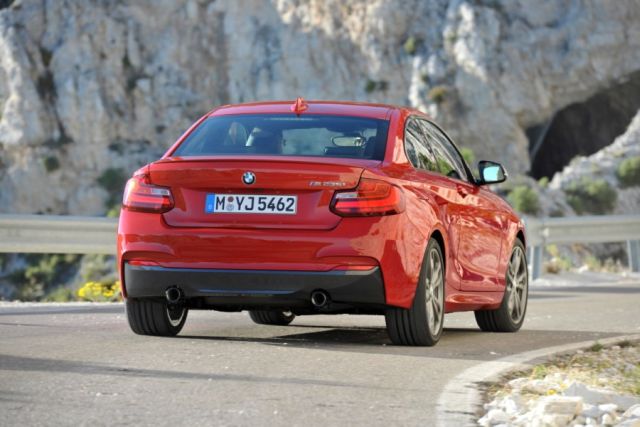 2014_BMW_2_Series_rear_pic-4