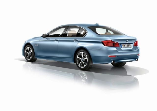 2014_BMW_5_ActiveHybrid_rear_pic-2