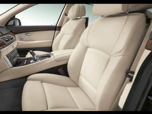 2014_BMW_5_SERIES_GT_front_seats_pic-13