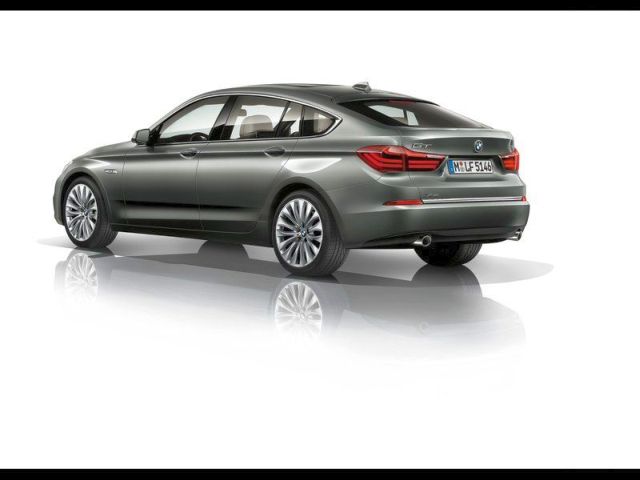 2014_BMW_5_SERIES_GT_rear_pic-6