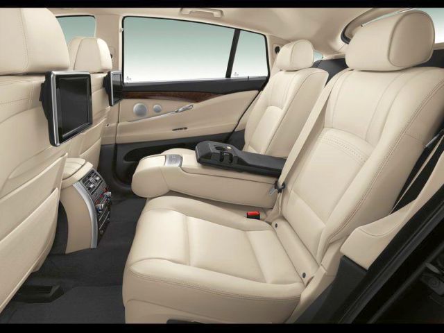 2014_BMW_5_SERIES_GT_seats_pic-12