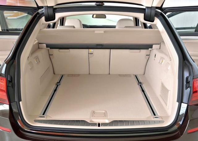 2014_BMW_5_SERIES_TOURING_brown_trunk-pic-17