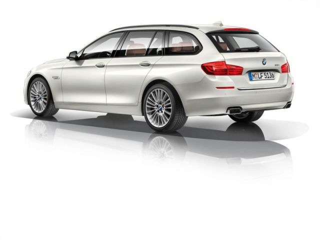 2014_BMW_5_SERIES_TOURING_white_rear_pic-4