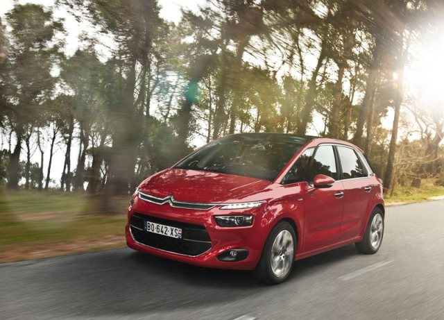 2014_CITROEN_C4_PICASSO_front_pic-4