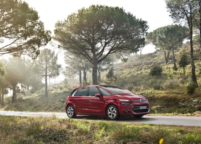 2014_CITROEN_C4_PICASSO_front_pic-7