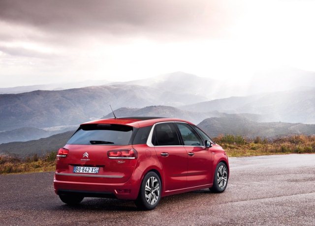 2014_CITROEN_C4_PICASSO_rear_pic-5