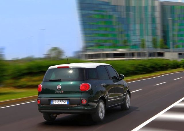 2014_FIAT_500L_Living_pic-5