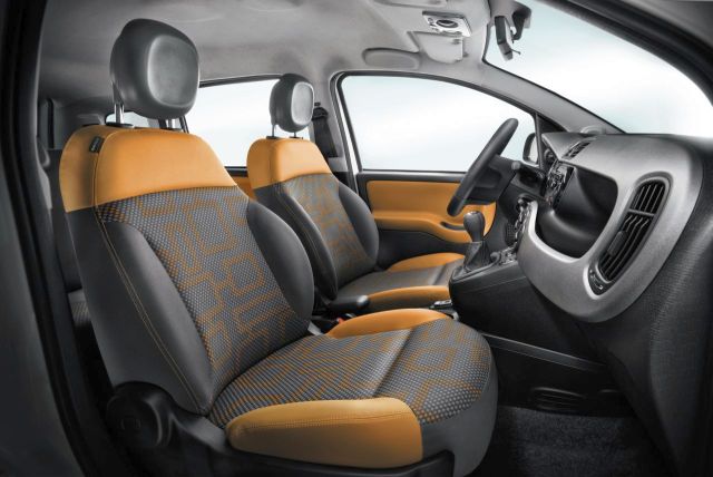 2014_FIAT_PANDA_4X4_interior_pic-5