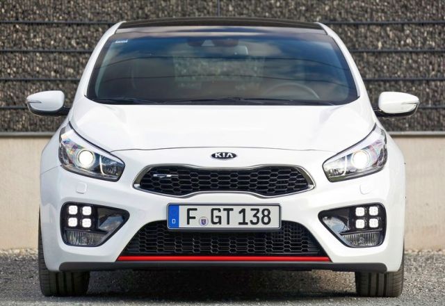 2014_KIA_Cee'd_GT_white_front_pic-5