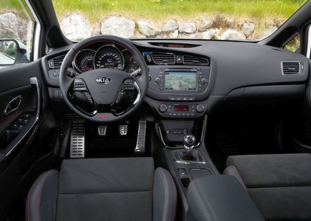 2014_KIA_Cee'd_GT_white_interior_pic-12