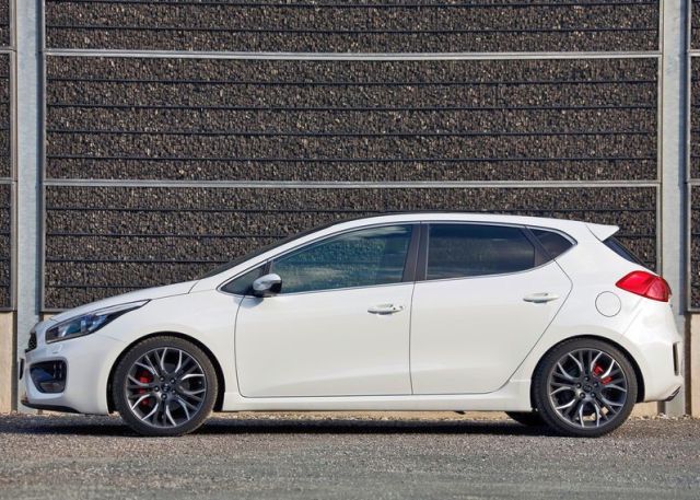 2014_KIA_Cee'd_GT_white_profle_pic-7