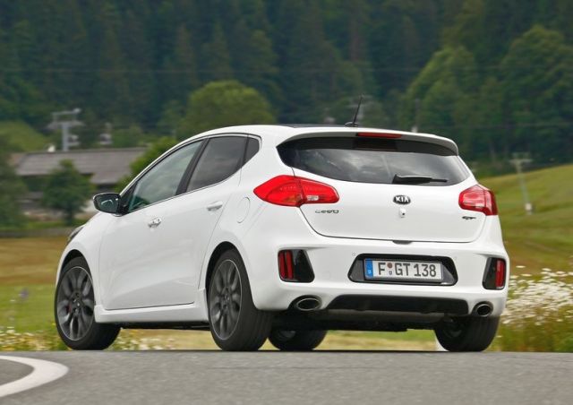 2014_KIA_Cee'd_GT_white_rear_pic-10