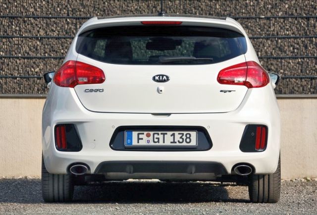 2014_KIA_Cee'd_GT_white_rear_pic-8