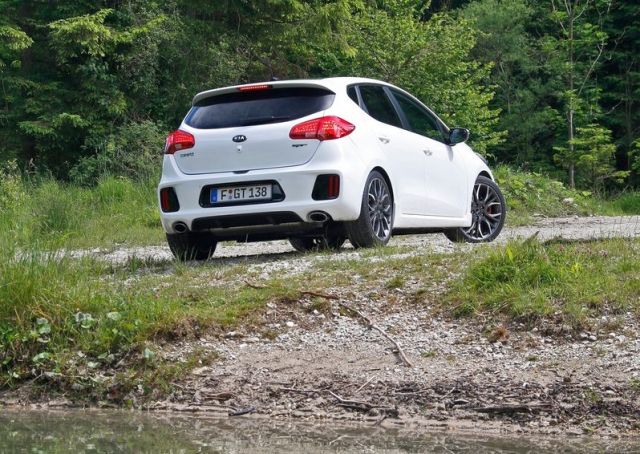 2014_KIA_Cee'd_GT_white_rear_pic-9