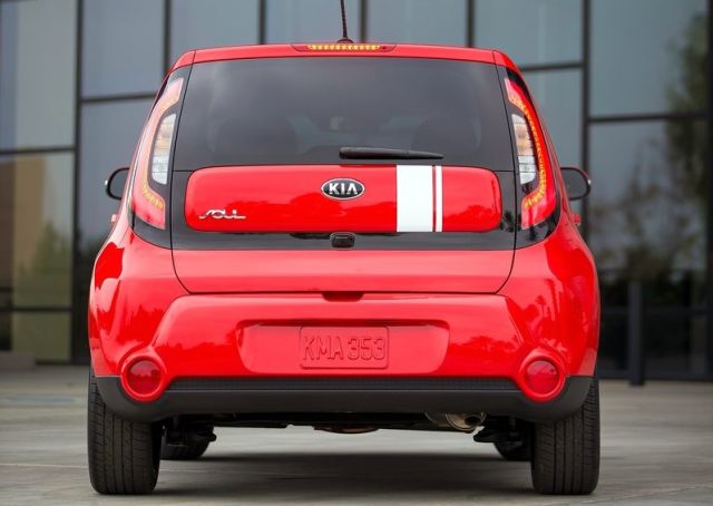 2014_KIA_SOUL_red_rear_pic-5