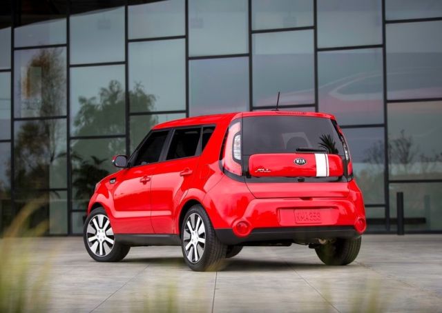 2014_KIA_SOUL_red_rear_pic-7