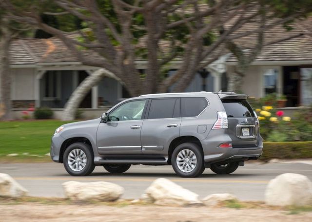 2014_LEXUS_GX_460_rear_pic-6