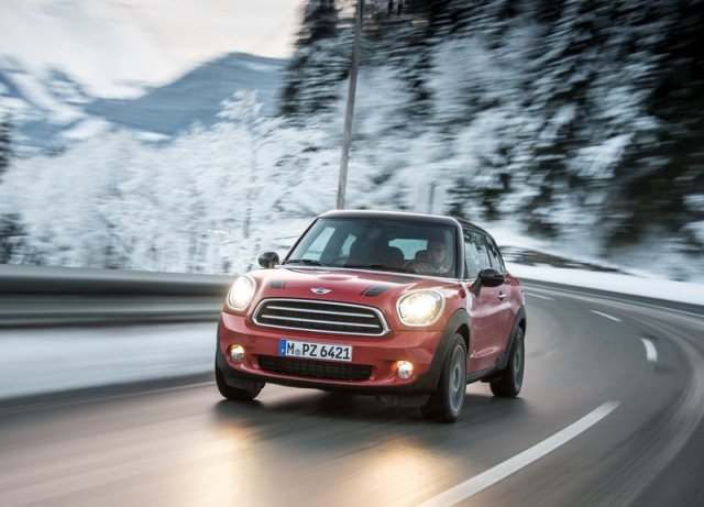 2014_MINI_PACEMAN_ALL4_front_pic-7
