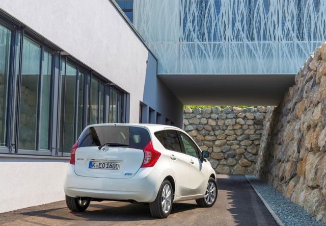 2014_NISSAN_Note_white_rear_pic-2