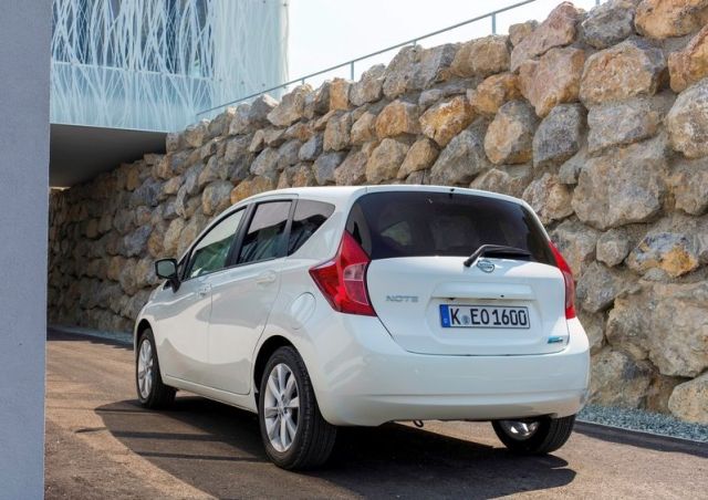 2014_NISSAN_Note_white_rear_pic-4