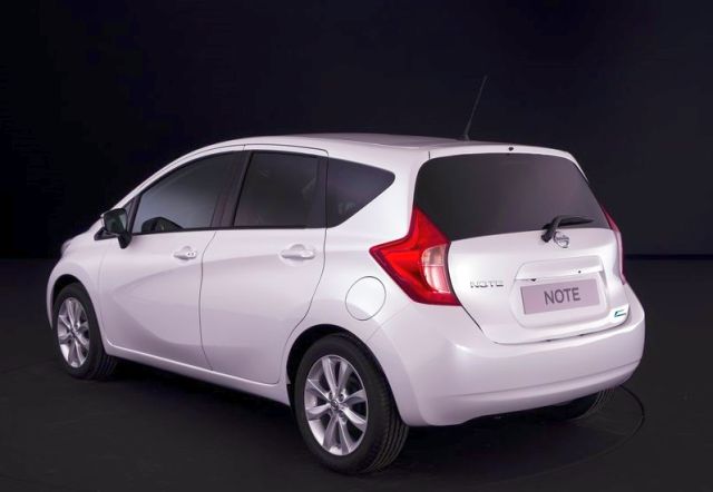 2014_NISSAN_Note_white_rear_pic-7