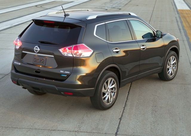 2014_NISSAN_ROGUE_rear_pic-2