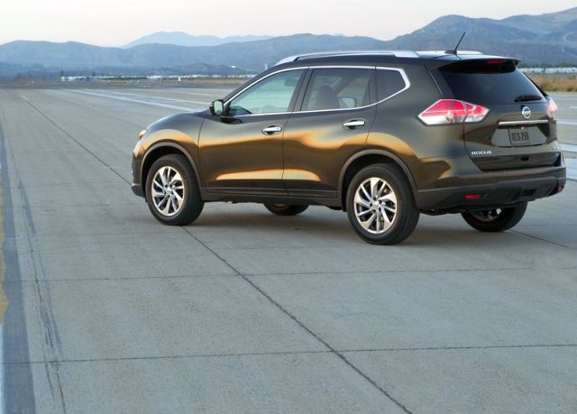 2014_NISSAN_ROGUE_rear_pic-3