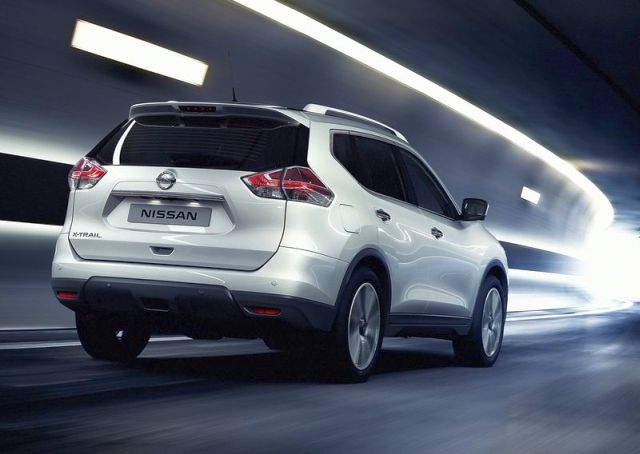 2014_NISSAN_X-TRAIL_white_color_rear_pic-2