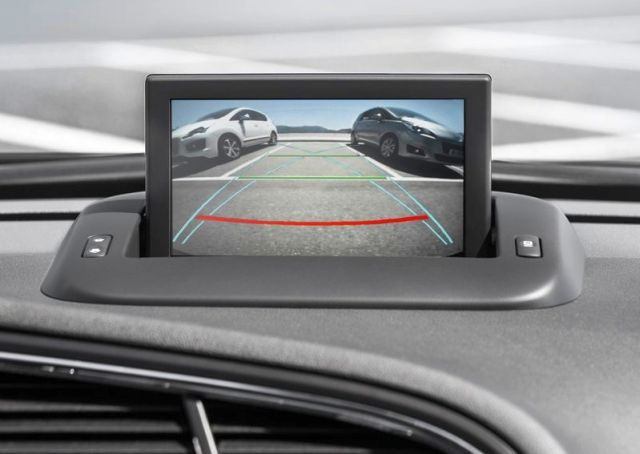 2014_PEUGEOT_5008_rear_camera_pic-7