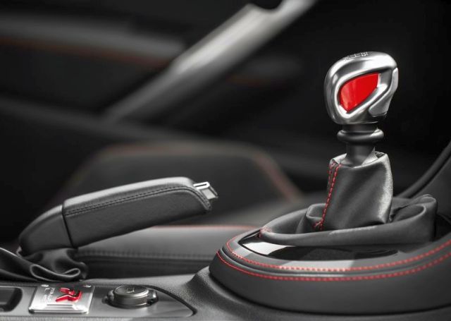 2014_PEUGEOT_RCZ-R_gear_knob_pic-23