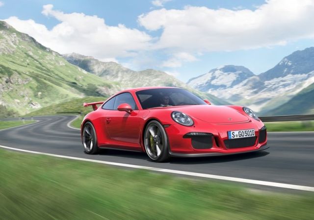 2014_Red_PORSCHE_911_GT3_front_pic-3