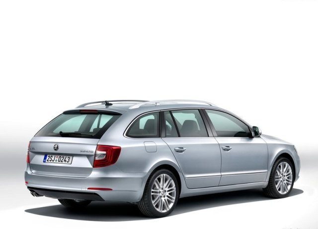 2014_SKODA_SUPERB_SW_rear_pic-4